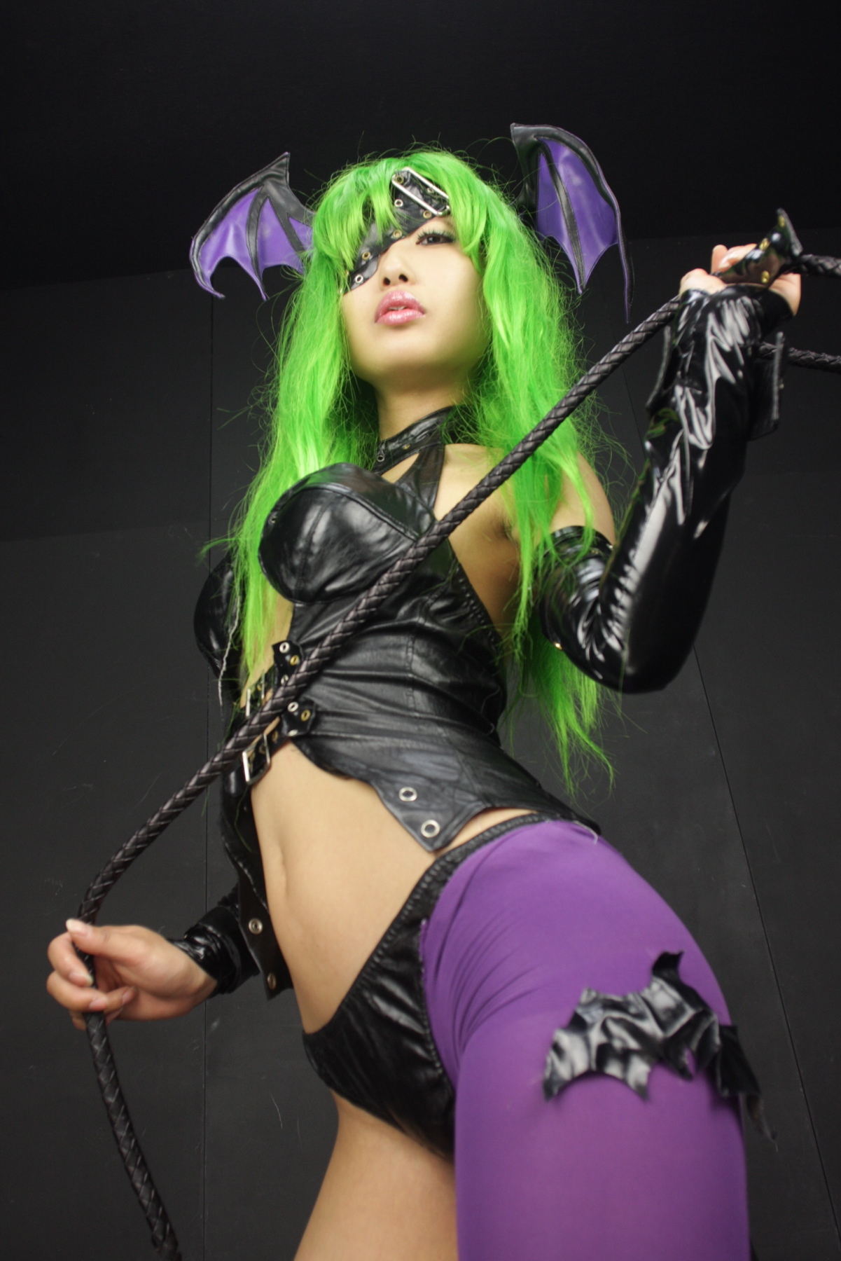 [Cosplay]  Darkstalkers  Morrigan with great body in latex